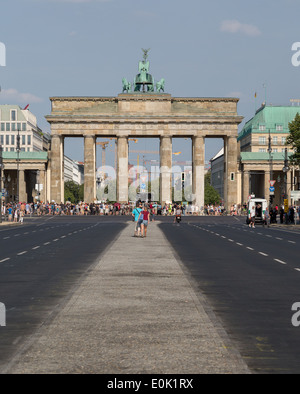 La Porta di Brandeburgo a Berlino, Germania, è stato commissionato dal re Federico Guglielmo II di Prussia e fu completato nel 1791. Foto Stock