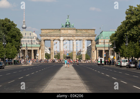 La Porta di Brandeburgo a Berlino, Germania, è stato commissionato dal re Federico Guglielmo II di Prussia e fu completato nel 1791. Foto Stock