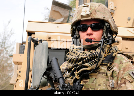 Task Force Spartan 3 soldato esercito Spc. Schubbe Rhesa fornisce la sicurezza per il suo team mentre la polizia nazionale afgana ufficiali condu Foto Stock