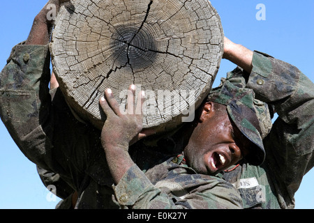 Base di demolizione subacquea/guarnizione (gemme) studenti sollevare 'Vecchio miseria", una significativamente maggiore di log di altri registri utilizzati in questo evo Foto Stock