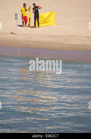 Bournemouth, Regno Unito. Il 15 maggio 2014. Rendere la maggior parte di una calda giornata di sole in Bournemouth Come temperature aumento. Bagnini di prepararsi a fornire supporto per i visitatori del mare. Il caldo è stato previsto di continuare nel fine settimana. Credito: Carolyn Jenkins/Alamy Live News Foto Stock