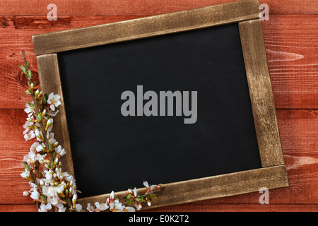 Vecchia scuola vintage ardesia con fiori Foto Stock