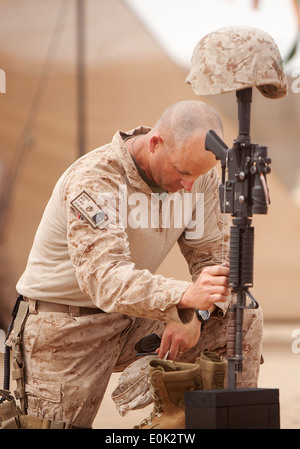 Stati Uniti Marine Sgt. Il Mag. Donald Burris, 1° luce corazzato battaglione di ricognizione sergente maggiore, osserva un momento di silenc Foto Stock