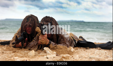 Marines fissare la spiaggia dopo la conduzione di un clandestino in atterraggio a il Kin Blue Area Formazione durante una scout nuotatori corso Ap Foto Stock