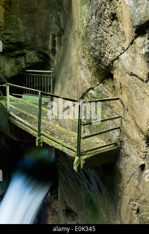 La passerella e punto di vista nella cascata gorge, Orrido di Bellano, Lombardia, Italia Foto Stock