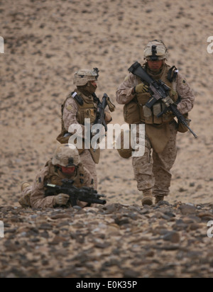 Marines dall India Company, 3° Battaglione, 6° Reggimento Marine, escursione a piedi su per una collina rocciosa nella provincia di Helmand, Afghanistan, feb. 5. Foto Stock