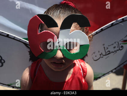 Erez, nella Striscia di Gaza. 15 Maggio, 2014. I dimostranti palestinesi prendere parte in un rally la marcatura la Nakba o "'Day di catastrofe'' vicino al Erez crossing nel nord della Striscia di Gaza. Palestinesi mark per commemorare l'espulsione e la fuga di alcuni 700.000 palestinesi dalle loro case durante la guerra che ha portato alla nascita di Israele nel 1948. Credito: Ashraf Amra/immagini APA/ZUMAPRESS.com/Alamy Live News Foto Stock