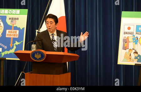 Tokyo, Giappone. 15 Maggio, 2014. Giappone il Primo Ministro Shinzo Abe si parla nel corso di una conferenza stampa a Tokyo in Giappone, 15 maggio 2014. Un governo-nominato il pannello ha presentato una relazione al Primo Ministro giapponese Shinzo Abe giovedì, suggerendo il governo rimuovere il divieto di esercizio collettivo auto-difesa da reinterpretare la Costituzione pacifista. © Ma Ping/Xinhua/Alamy Live News Foto Stock