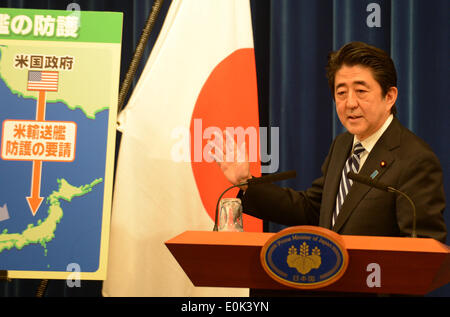 Tokyo, Giappone. 15 Maggio, 2014. Giappone il Primo Ministro Shinzo Abe si parla nel corso di una conferenza stampa a Tokyo in Giappone, 15 maggio 2014. Un governo-nominato il pannello ha presentato una relazione al Primo Ministro giapponese Shinzo Abe giovedì, suggerendo il governo rimuovere il divieto di esercizio collettivo auto-difesa da reinterpretare la Costituzione pacifista. © Ma Ping/Xinhua/Alamy Live News Foto Stock