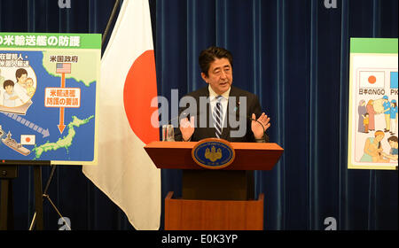 Tokyo, Giappone. 15 Maggio, 2014. Giappone il Primo Ministro Shinzo Abe si parla nel corso di una conferenza stampa a Tokyo in Giappone, 15 maggio 2014. Un governo-nominato il pannello ha presentato una relazione al Primo Ministro giapponese Shinzo Abe giovedì, suggerendo il governo rimuovere il divieto di esercizio collettivo auto-difesa da reinterpretare la Costituzione pacifista. © Ma Ping/Xinhua/Alamy Live News Foto Stock