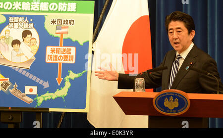 Tokyo, Giappone. 15 Maggio, 2014. Giappone il Primo Ministro Shinzo Abe si parla nel corso di una conferenza stampa a Tokyo in Giappone, 15 maggio 2014. Un governo-nominato il pannello ha presentato una relazione al Primo Ministro giapponese Shinzo Abe giovedì, suggerendo il governo rimuovere il divieto di esercizio collettivo auto-difesa da reinterpretare la Costituzione pacifista. © Ma Ping/Xinhua/Alamy Live News Foto Stock