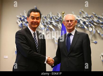 Bruxelles, Belgio. 15 Maggio, 2014. Presidente del Consiglio europeo Herman Van Rompuy (R) soddisfa con Leung Chun-ying, Chief Executive di Cinese della Regione amministrativa speciale di Hong Kong presso la sede centrale dell'UE a Bruxelles, la capitale del Belgio, 15 maggio 2014. © Gong Bing/Xinhua/Alamy Live News Foto Stock