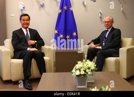 Bruxelles, Belgio. 15 Maggio, 2014. Presidente del Consiglio europeo Herman Van Rompuy (R) soddisfa con Leung Chun-ying, Chief Executive di Cinese della Regione amministrativa speciale di Hong Kong presso la sede centrale dell'UE a Bruxelles, la capitale del Belgio, 15 maggio 2014. © Gong Bing/Xinhua/Alamy Live News Foto Stock