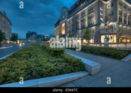 Il Kaufhaus des Westens (KaDeWe) a Berlino Ovest, più grande della città di department store. Foto Stock