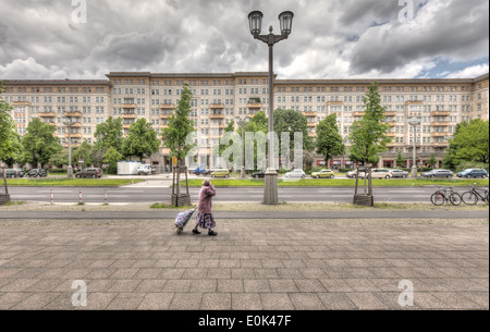 La famosa strada comunista di Berlino, Karl-Marx-Allee nella zona est della città. Foto Stock