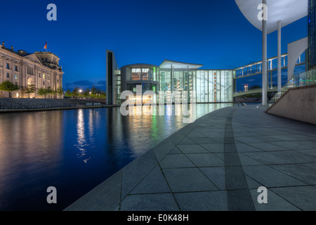 Il Paul-Loebe-Haus dal Marie-Elisabeth-Lueders-Haus e il Bundestag attraverso il fiume Sprea a Berlino. Foto Stock