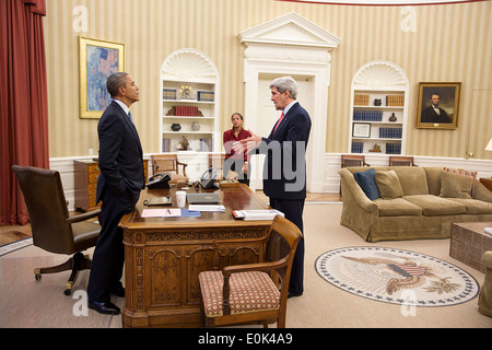 Il Presidente Usa Barack Obama parla con il Segretario di Stato John Kerry e National Security Advisor Susan E. riso nell'Ufficio Ovale della Casa Bianca Marzo 19, 2014 a Washington, DC. Foto Stock