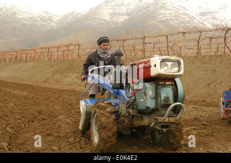 KABUL, Afghanistan (feb. 8, 2011) -afghane uno dimostra il nuovo due trattori gommati ad una cerimonia di meccanizzazione Domenica. Fift Foto Stock