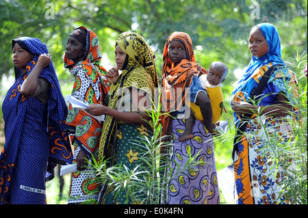 I pazienti devono attendere per essere pesato durante una visita medica di azione civica Programma o MEDCAP, in Tswaka, Kenya, Agosto 27, 2012. Giunto combinato T Foto Stock