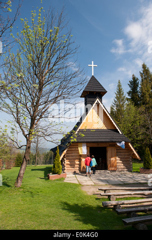 I visitatori in Kaplica Matki Boskiej Rozancowej na Gubalowce w Zakopanem, Polonia 2014. Foto Stock