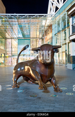 La scultura in bronzo di un toro, il Bullring Shopping Centre, Birmingham, West Midlands, England, Regno Unito Foto Stock