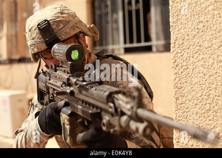 Stati Uniti Esercito Pvt. James Damron, da Portsmouth, Ohio, assegnata al 1° Battaglione, 8 reggimento di cavalleria, 2° Brigata tè di combattimento Foto Stock