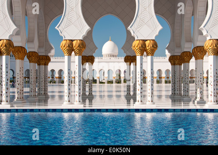 Dettagli architettonici al Sheikh Zayed Grande Moschea di Abu Dhabi, Emirati Arabi Uniti, Medio Oriente Foto Stock