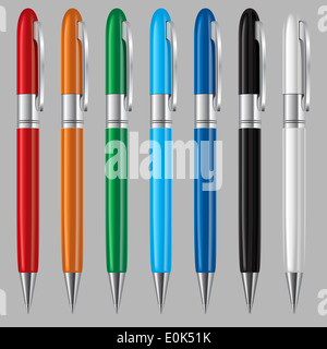 Set di colorate penne a sfera su sfondo grigio Foto Stock