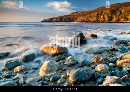 Luce della Sera in chiesa Bay, Anglesey, Galles del Nord, Regno Unito Foto Stock