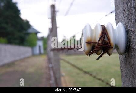 Oranienburg, Germania. 04 Maggio, 2014. Il filo spinato al campo di concentramento di Sachsenhausen a Oranienburg, Germania, 04 maggio 2014. Foto: DANIEL NAUPOLD/dpa/Alamy Live News Foto Stock