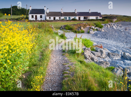 Cottage costiere e di Anglesey Coast Path, Moelfre, Anglesey, Galles del Nord, Regno Unito Foto Stock