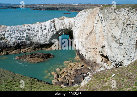 Bwa Gwyn bianca roccia naturale arco di mare sulla costa, vicino a Rhoscolyn, Anglesey, Galles del Nord, Regno Unito Foto Stock