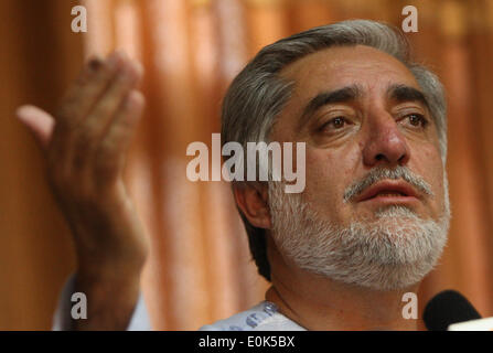 A Kabul, Afghanistan. 15 Maggio, 2014. Afghan candidato presidenziale il dottor Abdullah Abdullah parla durante una conferenza stampa tenutasi a Kabul, Afghanistan il 15 maggio 2014. Leader afghani runner presidenziale il dottor Abdullah Abdullah giovedì ha detto che ha accettato il risultato finale ed era pronto a correre nel ballottaggio impostato per il 14 giugno. Credito: Ahmad Massoud/Xinhua/Alamy Live News Foto Stock