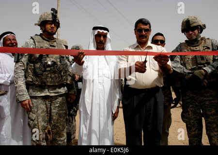 (L a R) U.S. Esercito Capt. Marc Austin, comandante della società, con sede e sede, 1° Battaglione, dodicesimo reggimento di cavalleria Foto Stock