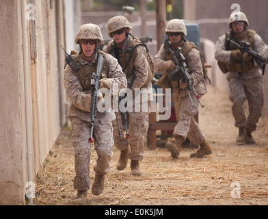 Una squadra con 2° Battaglione, 3° Marines si prepara a cancellare un edificio durante uno scenario ott. 21 per la riapertura del MOUT Foto Stock