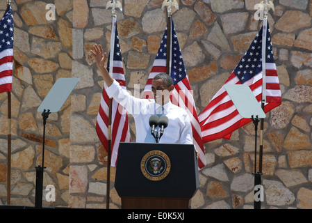 Il presidente Barack Obama onde da una folla durante il suo discorso di Chamizal National Memorial a El Paso, Texas, 10 maggio. Foto Stock