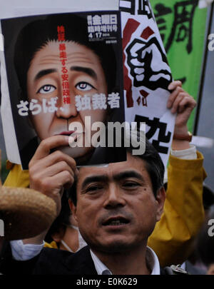 Tokyo, Giappone. 15 Maggio, 2014. La gente protesta contro Abe raccolte a mano pannello di destra-esperti pendente assistere ad un rally di fronte del primo ministro residenza ufficiale in Tokyo, Giappone, 15 maggio 2014. Primo Ministro giapponese Shinzo Abe ha detto in una conferenza stampa giovedì che egli mira ad abolire il divieto di esercizio collettivo auto-difesa da reinterpretare la Costituzione pacifista come relazione di un panel proposto in precedenza durante la giornata. © Stinger/Xinhua/Alamy Live News Foto Stock