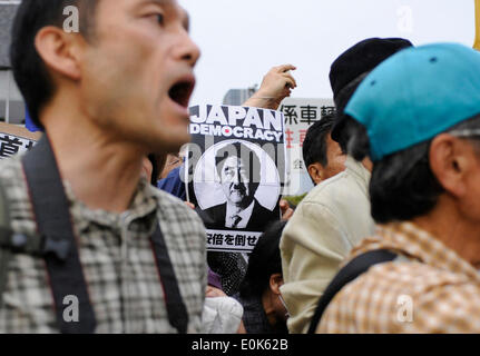 Tokyo, Giappone. 15 Maggio, 2014. La gente protesta contro Abe raccolte a mano pannello di destra-esperti pendente assistere ad un rally di fronte del primo ministro residenza ufficiale in Tokyo, Giappone, 15 maggio 2014. Primo Ministro giapponese Shinzo Abe ha detto in una conferenza stampa giovedì che egli mira ad abolire il divieto di esercizio collettivo auto-difesa da reinterpretare la Costituzione pacifista come relazione di un panel proposto in precedenza durante la giornata. © Stinger/Xinhua/Alamy Live News Foto Stock