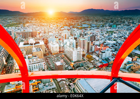 Tramonto sulla città di Kyoto in Giappone, vista dalla Torre di Kyoto Foto Stock