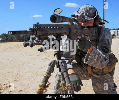 Il personale Sgt. Christopher Rance, Continental Color Guard, 3d U.S. Reggimento di Fanteria (la vecchia guardia), guarda per un target attraverso hi Foto Stock