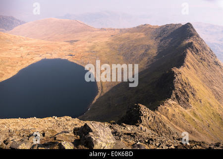 Estensione del bordo e Red Tarn, Helvellyn, Lake District Foto Stock