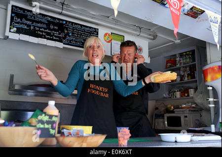 Il canto Cook - Kim Coghlan da Brighton canta ai suoi clienti al suo fast food van Foto Stock