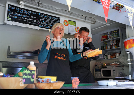 Il canto Cook - Kim Coghlan da Brighton canta ai suoi clienti al suo fast food van Foto Stock