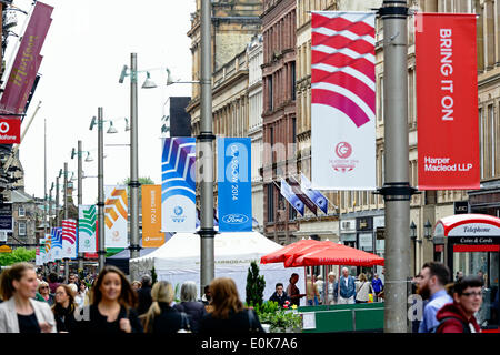 Buchanan Street, Glasgow, Scozia, Regno Unito, giovedì, 15 maggio, 2014. Davanti ai Giochi del Commonwealth a Glasgow sono stati eretti striscioni colorati per vestirsi il centro della città e accogliere i visitatori. I giochi si protreranno dal 23 luglio al 3 agosto 2014. Foto Stock