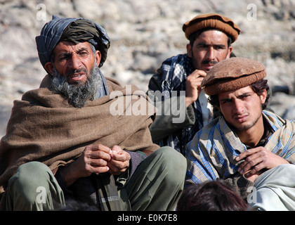 Gli abitanti di un villaggio dalla provincia di Kapisa riuniti per soddisfare con una squadra investigativa comune portato da U.S. Forze - Afghanistan. La investiga Foto Stock