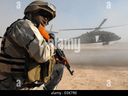 COLORADO SPRINGS, Colo. - paracadutisti assegnato al decimo delle forze speciali Gruppo (Airborne) condurre operazioni di volo da un colore Foto Stock