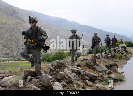 Provincia KUNAR, Afghanistan - STATI UNITI I soldati dell esercito con il terzo plotone, la società B, 1° Battaglione, 327Reggimento di Fanteria, Task Fo Foto Stock