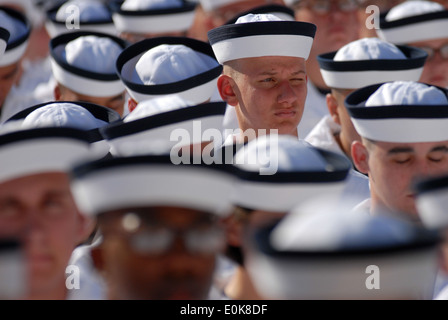 Plebei dall'U.S. Accademia navale di classe 2015 attendere di essere ufficialmente giurato a conclusione della giornata ad induzione, segnando il Foto Stock