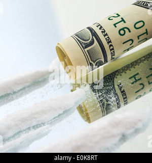 La cocaina in polvere del farmaco linee e arrotolato USA centinaia di dollari per lo sniffing. La tossicodipendenza concetto. Foto Stock