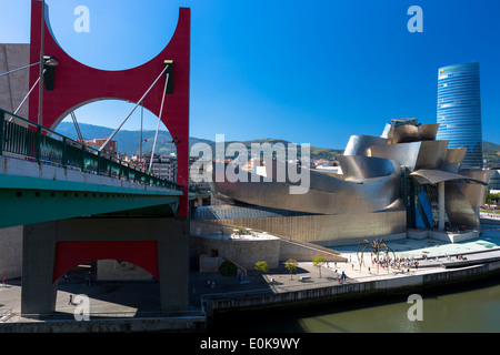 Museo Guggenheim di Bilbao, Iberdrola grattacielo Torre e Ponte Rosso nel Paese Basco, Spagna Foto Stock